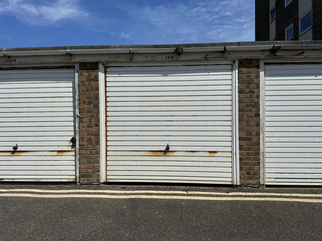 Lot: 50 - FIRST FLOOR FLAT WITH SEA VIEWS AND GARAGE - Single garage 148